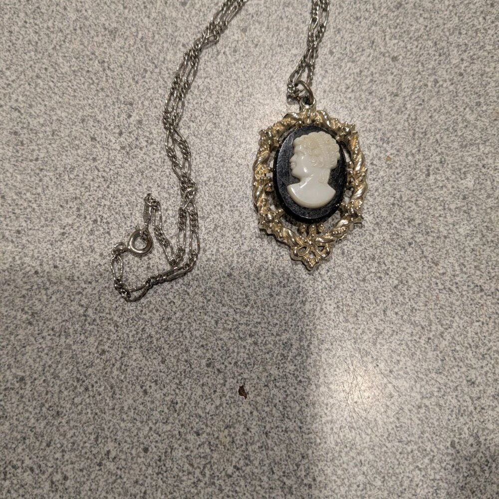 CAMEO NECKLACE